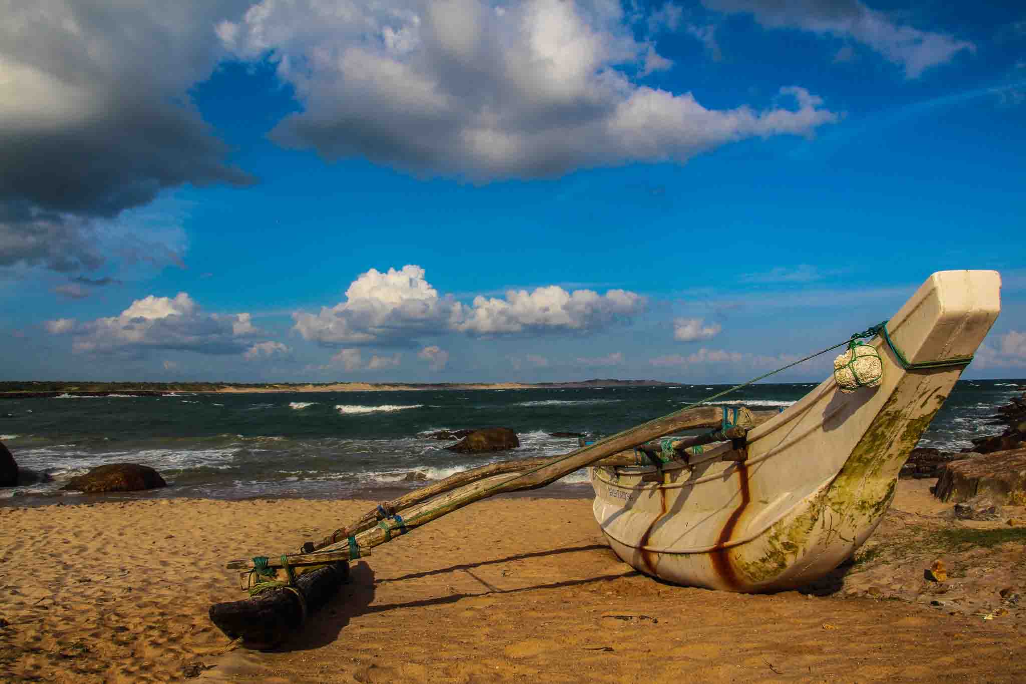 Kirinda Beach mit Boot im Vordergrund
