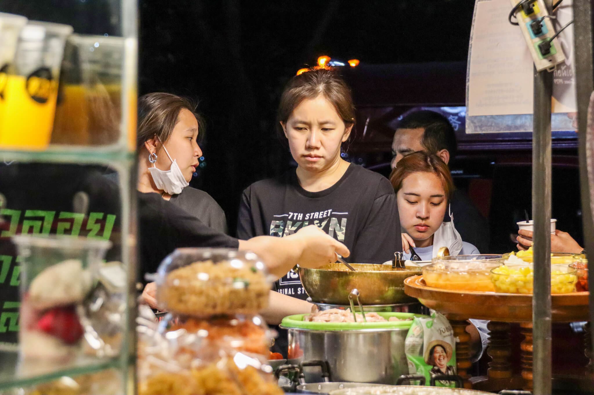 Straßenverkauf von Speisen in Thailand