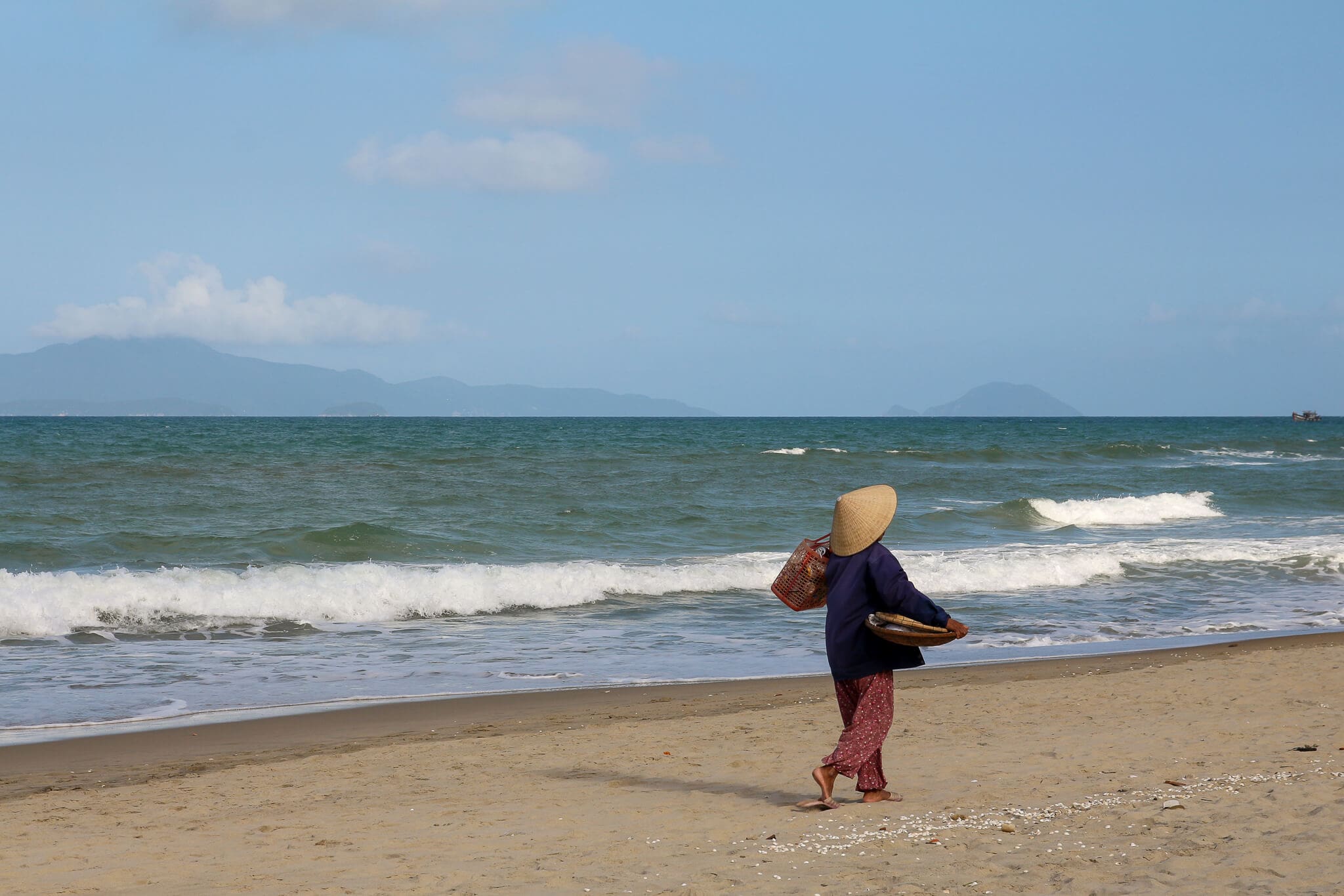 Strand von Hoi An mit Verkäuferin