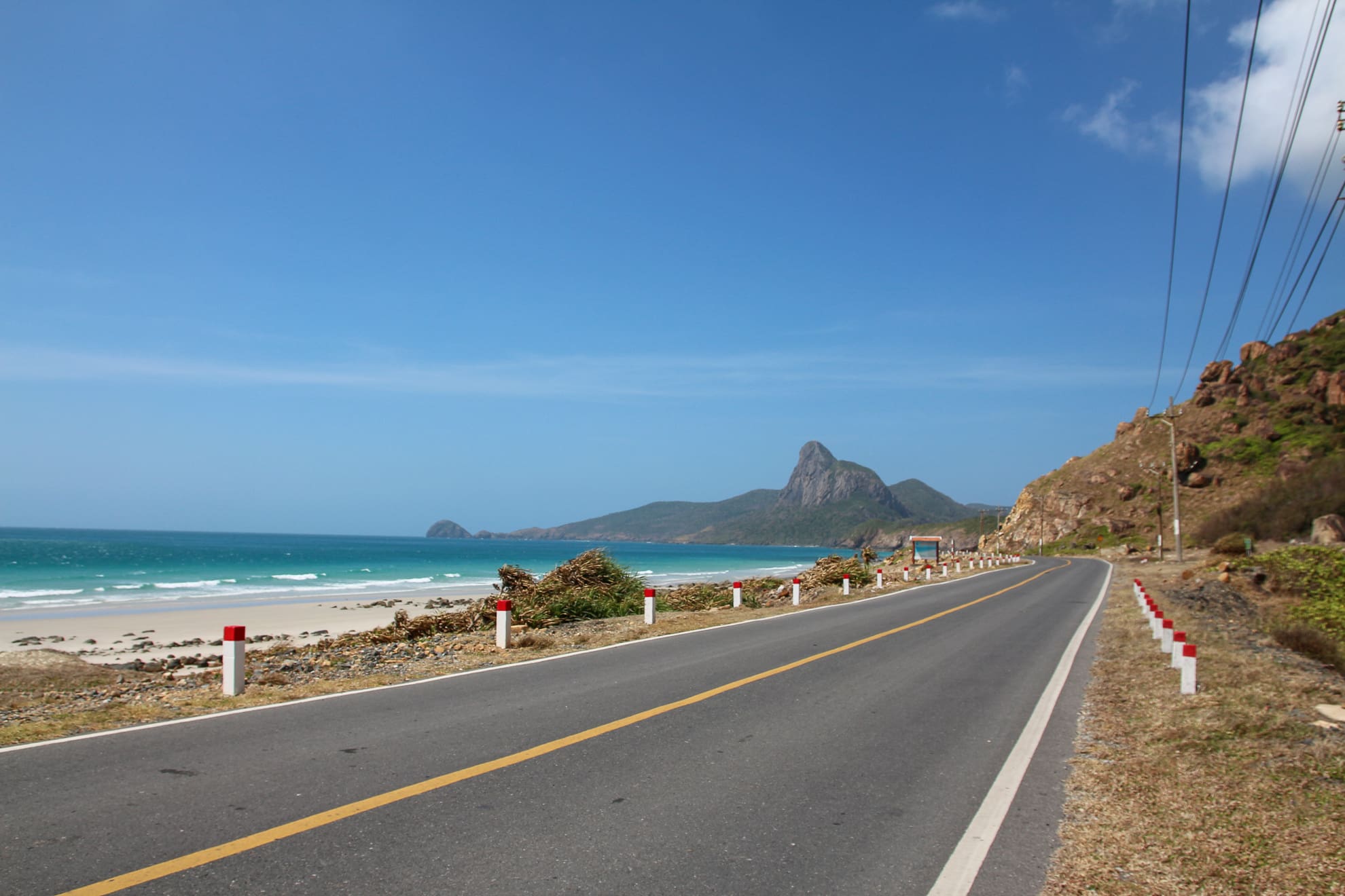 Straße auf Con Dao mit traumhafter Kulisse aus Bergen und Meer