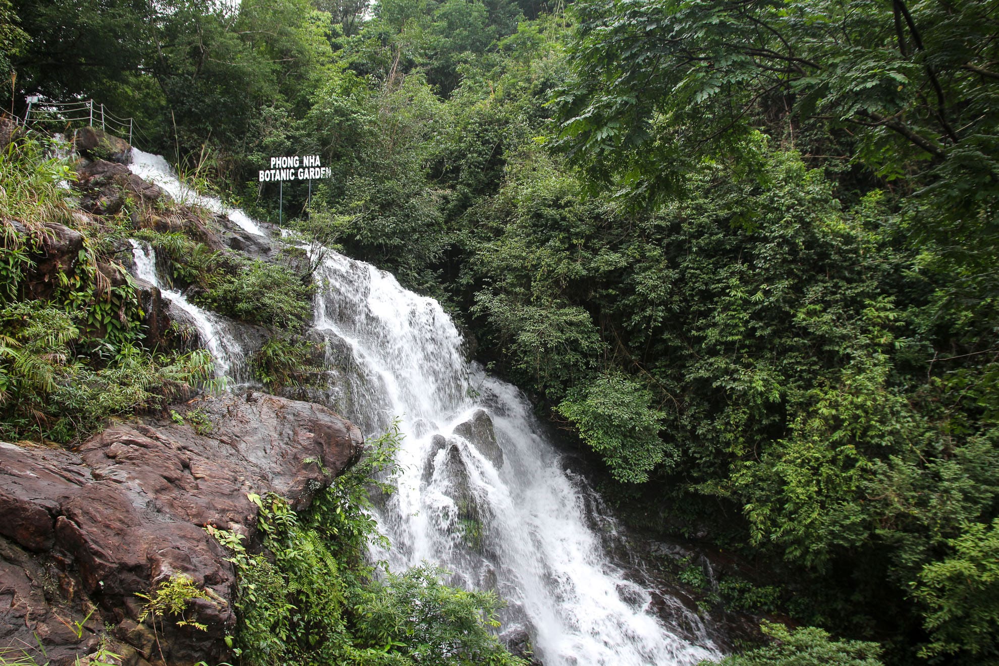 Wasserfall im Botanischen Garten des Phong Nha Nationalparks in Vietnam
