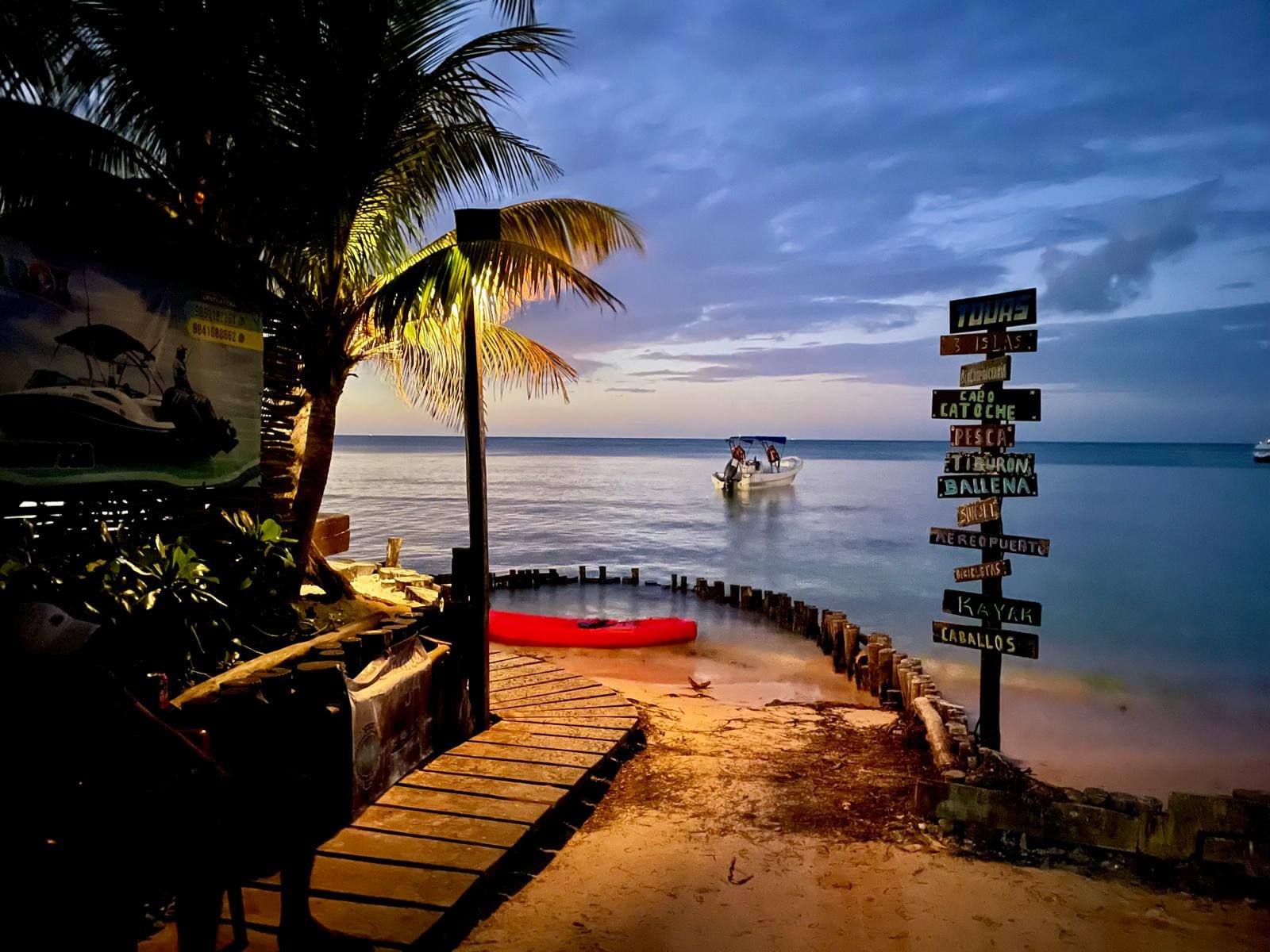 Strand in der Abenddämmerung auf Holbox