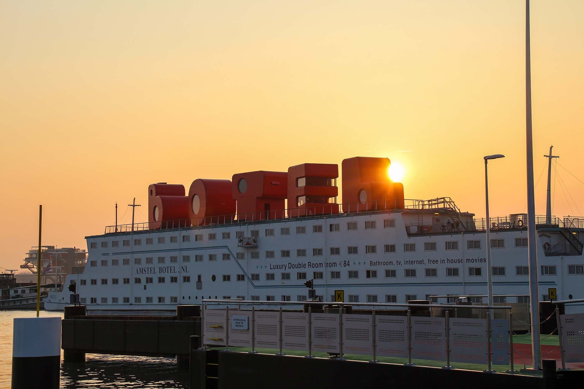 Amstel Botel bei Sonnenuntergang