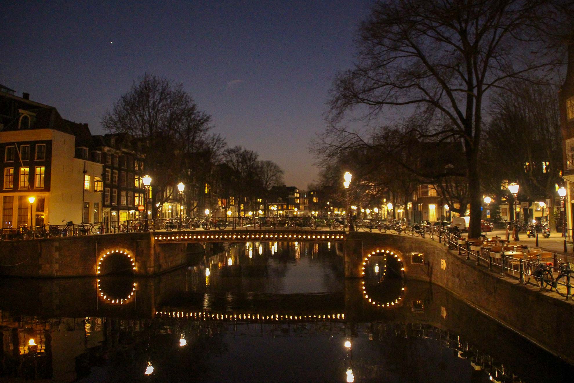 Beleuchtete Brücke bei Nacht