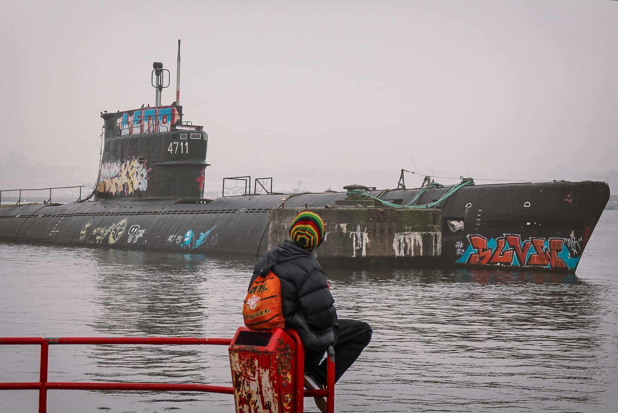 Mann sitzend vor dem UBoot