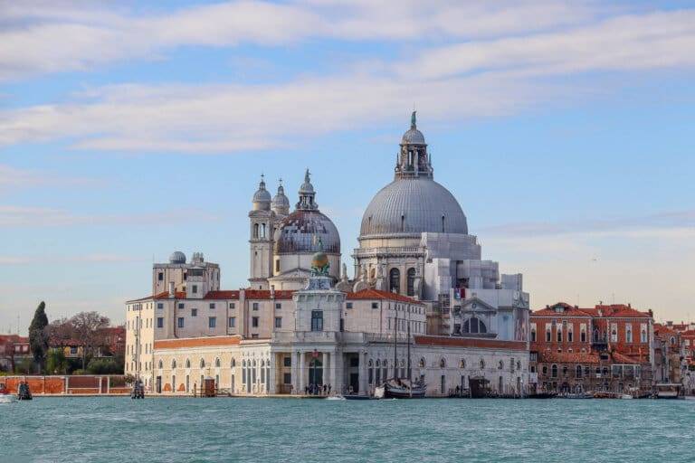 Blick auf die Basilica di Santa Maria della Salute in Venedig