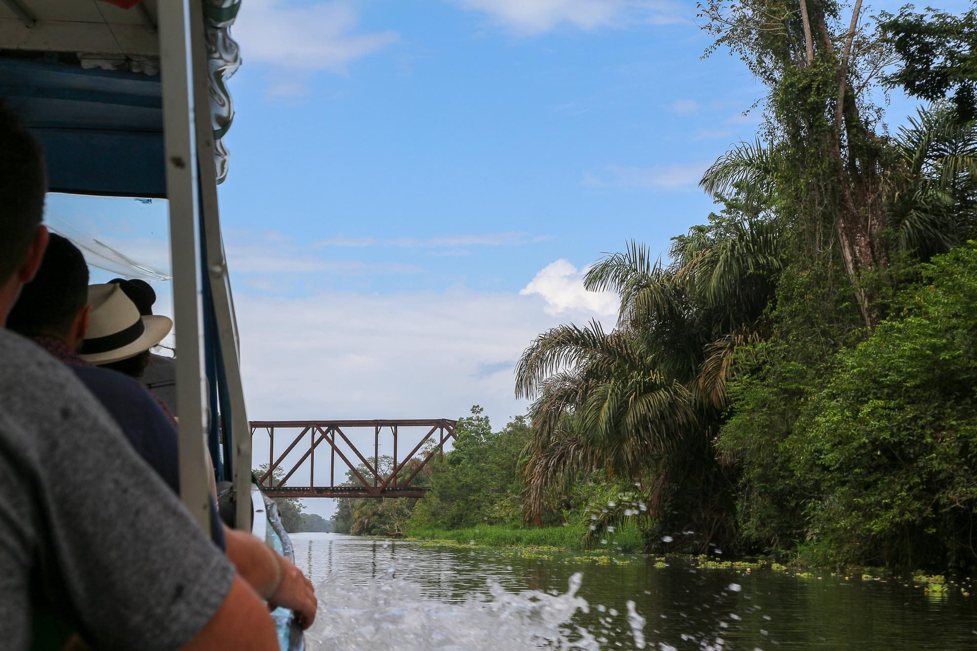 Boot mit Brücke Tortuguero