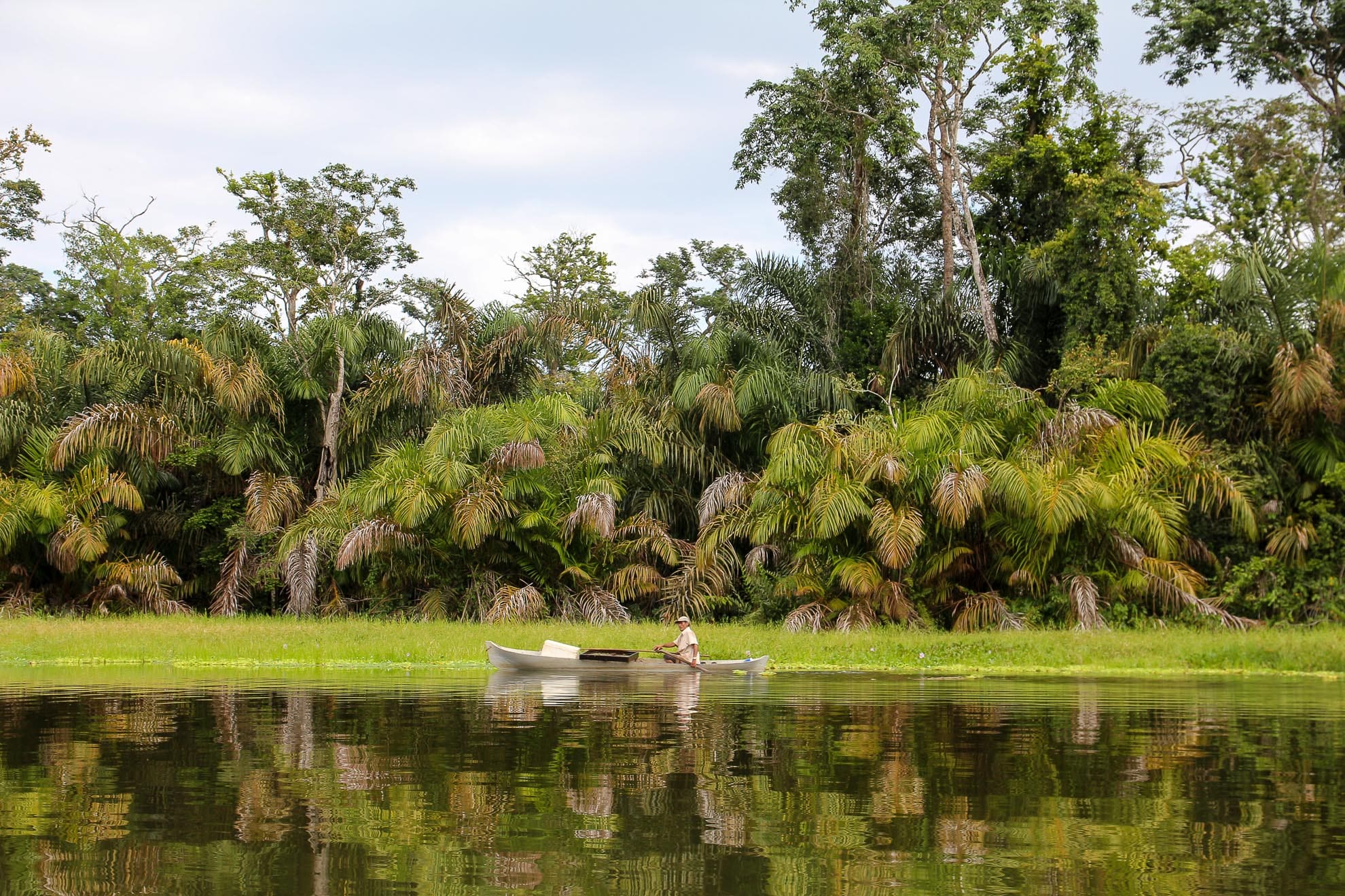 Auf dem Weg nach Tortuguero - Ein Fischer auf dem Wasser