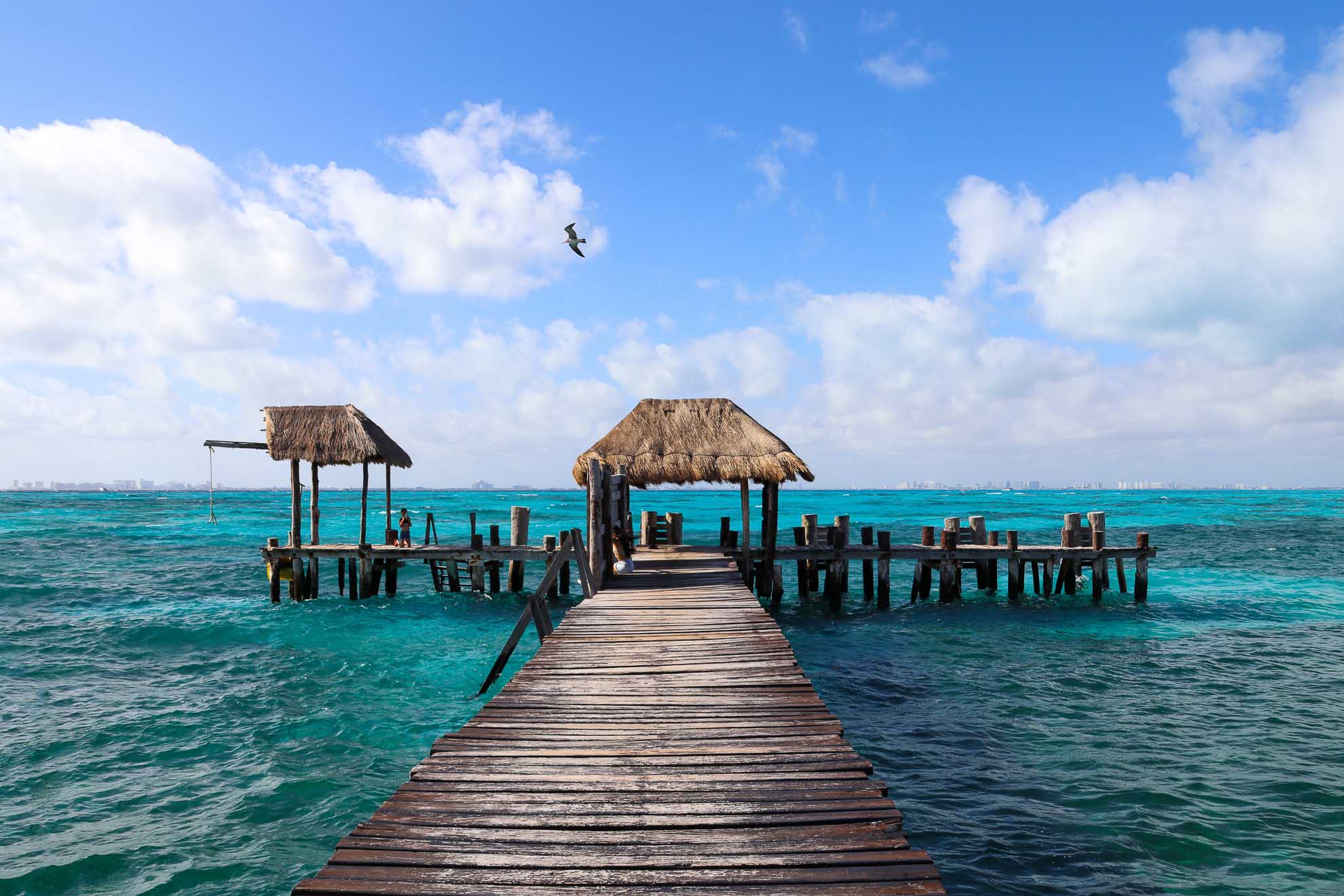 Holzsteg im Wasser auf Isla Mujeres 