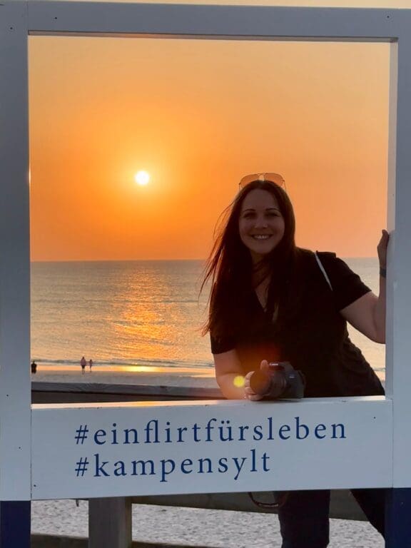 Travelbee Anne bei Sonnenuntergang mit Kamera auf Sylt