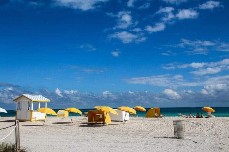 Strand mit gelben Sonnenschirmen am Miami Beach in Florida