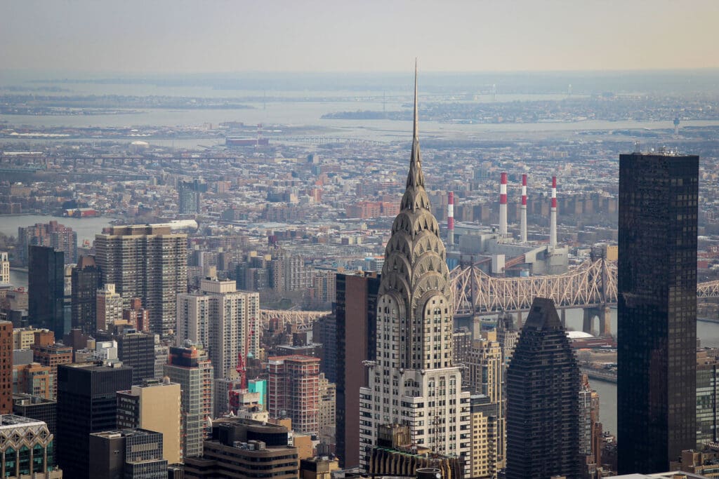 Hochhausschlucht mit Chrysler Building im Vordergrund - Skyline von New York