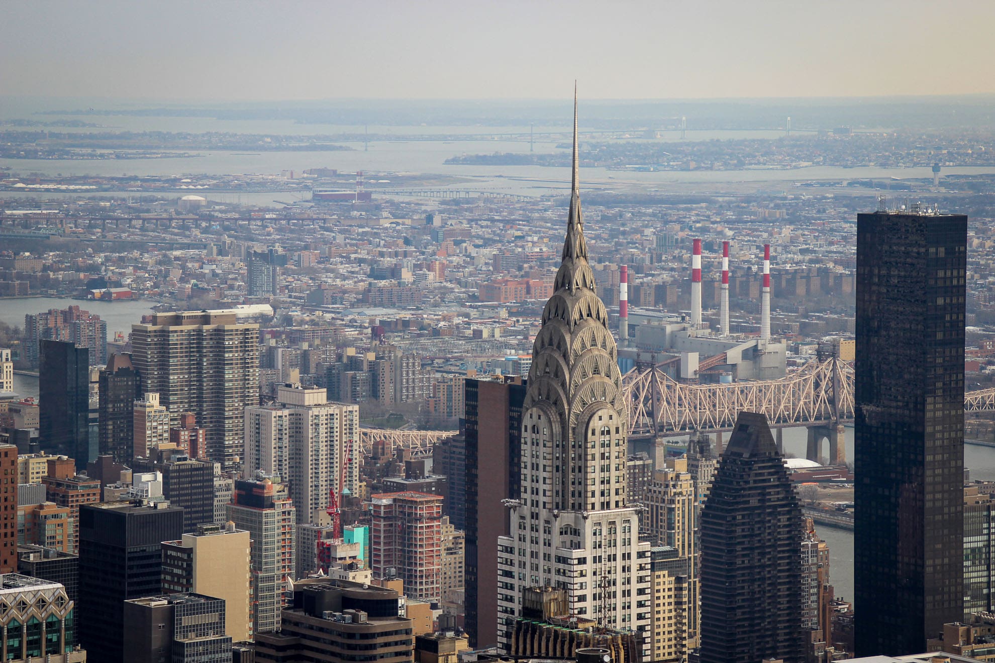 Hochhausschlucht mit Chrysler Building im Vordergrund - Skyline von New York