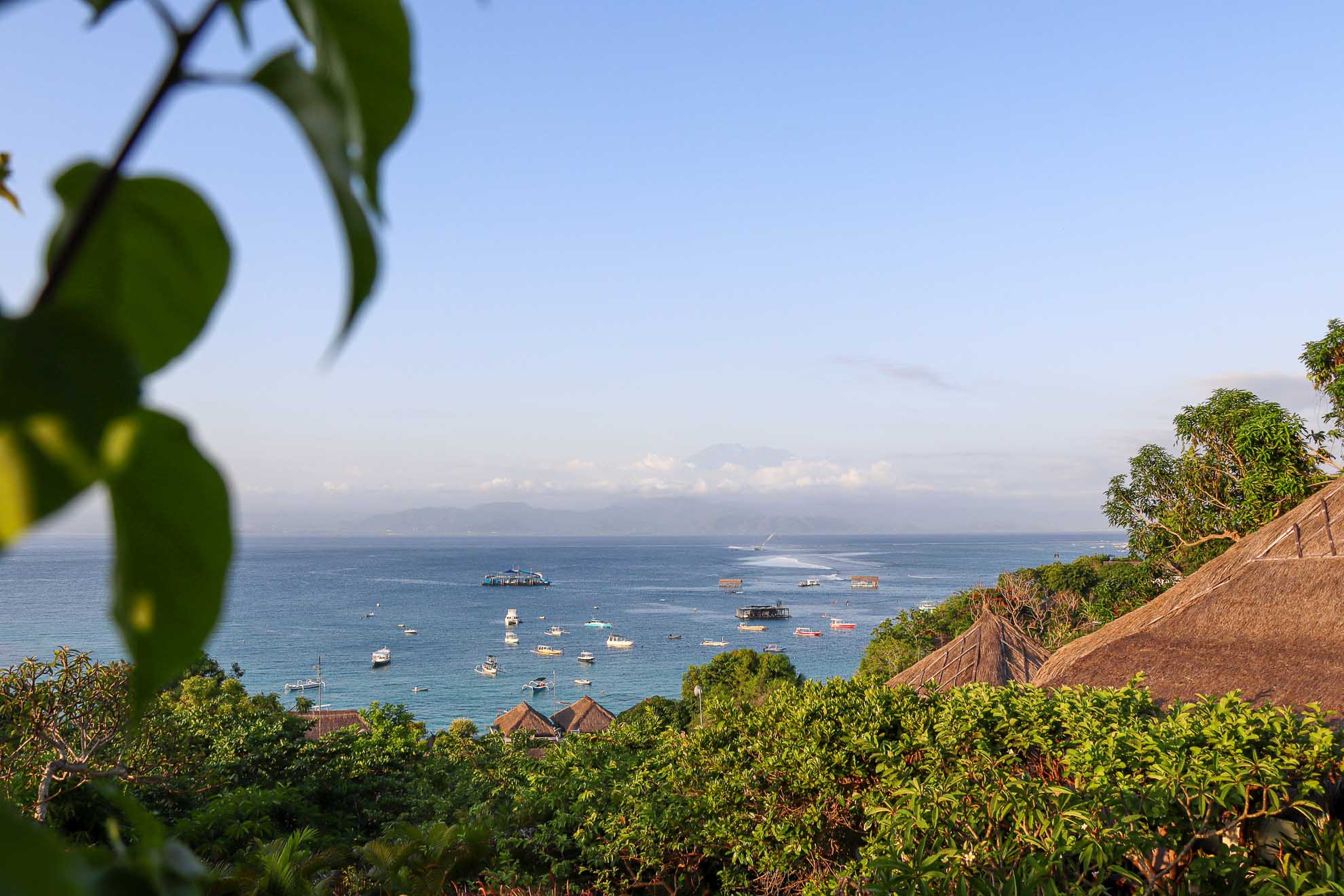 Ausblick vom Hotel auf Nusa Lembongan Richtung Bali