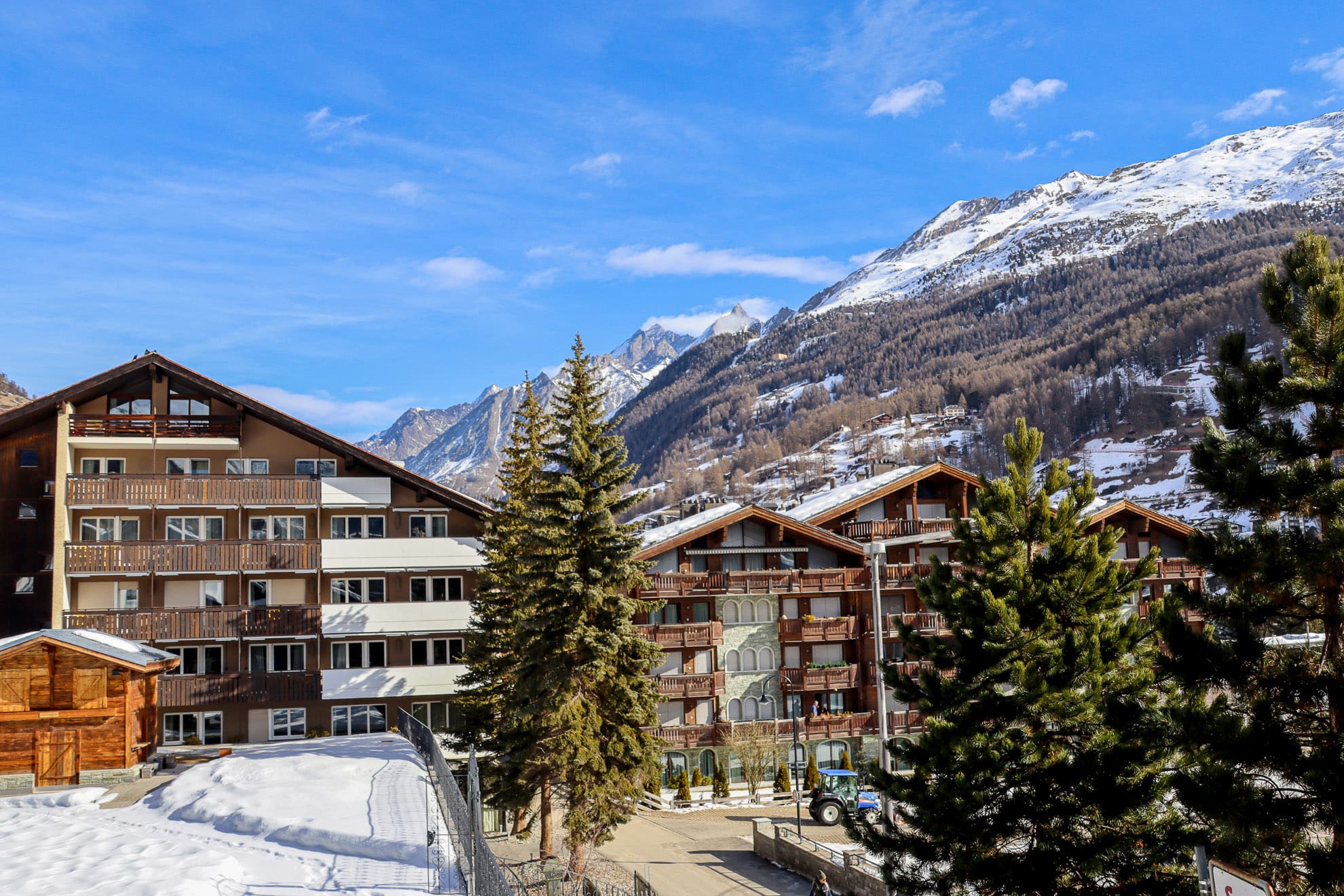 Typische Berghäuser in Zermatt