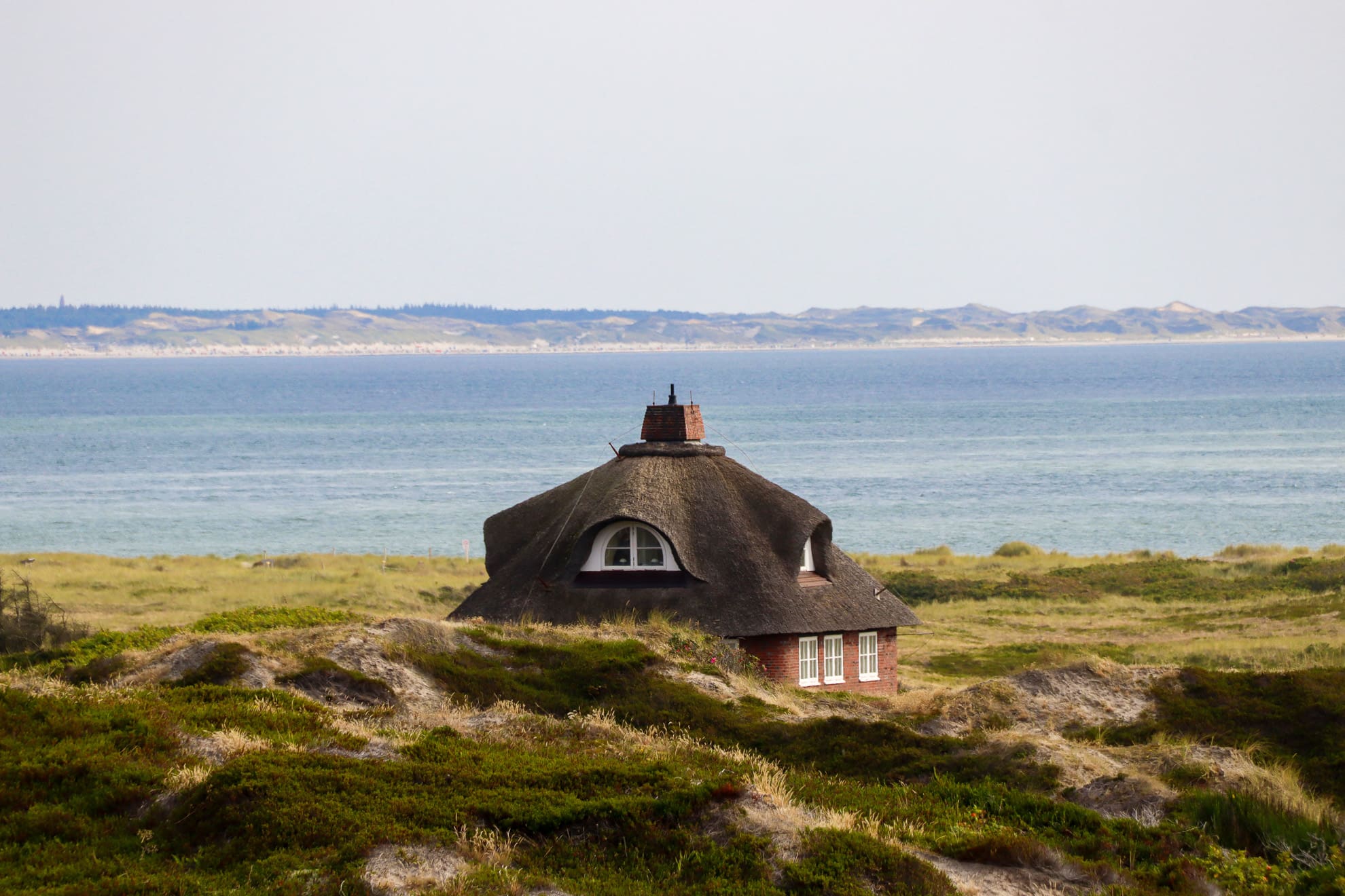 Traditionelles reetgedecktes Friesenhaus auf Sylt – Norddeutsche Architektur