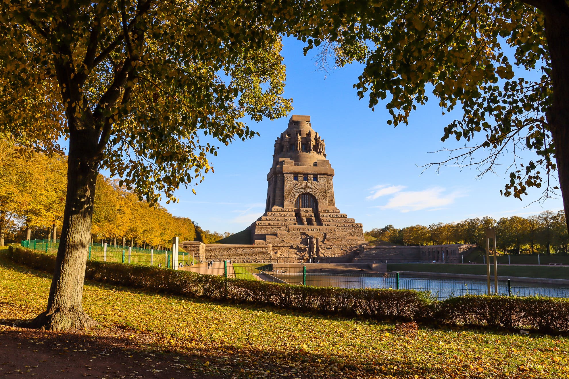 Völkerschlachtdenkmal im Herbst