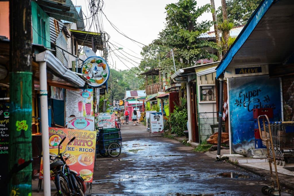 Bunte Häuserwand mit Graffiti und regennasser Straße