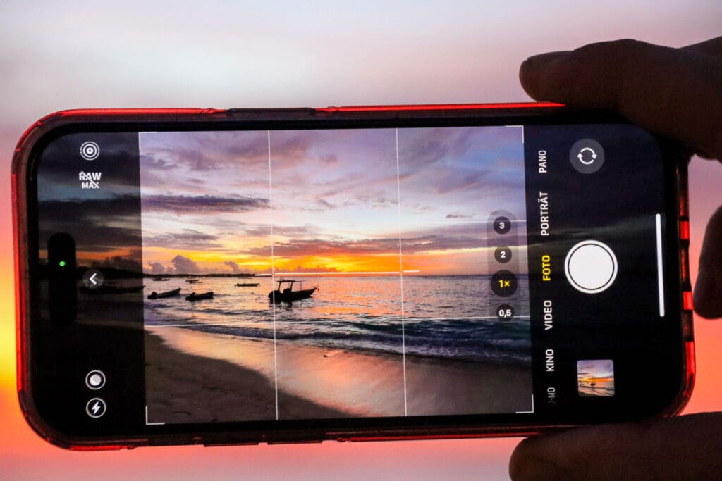 Sonnenuntergang wird mit dem Smartphone fotografiert