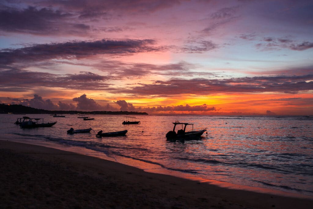 Sonnenuntergang mit Booten am Strand von Nusa Lembongan