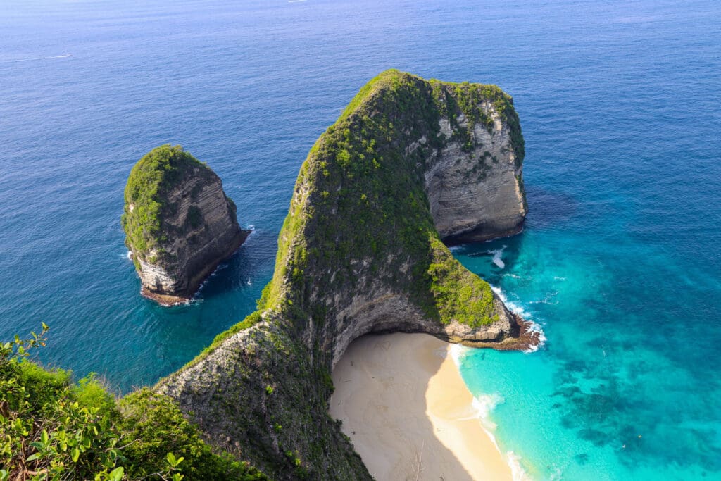 Kelingking Beach auf Nusa Penida mit Klippenblick