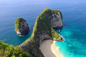 Kelingking Beach auf Nusa Penida mit Klippenblick