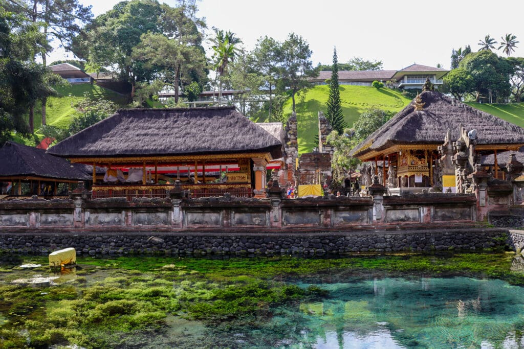 Balinesischer Tempel mit Wasserbecken in Bangli