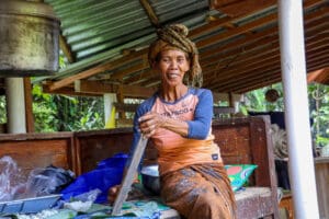 Bäuerin mit Machete in traditioneller Kleidung