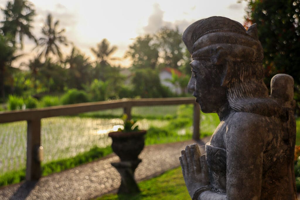 Steinstatue im Tempelgarten im Sonnenlicht