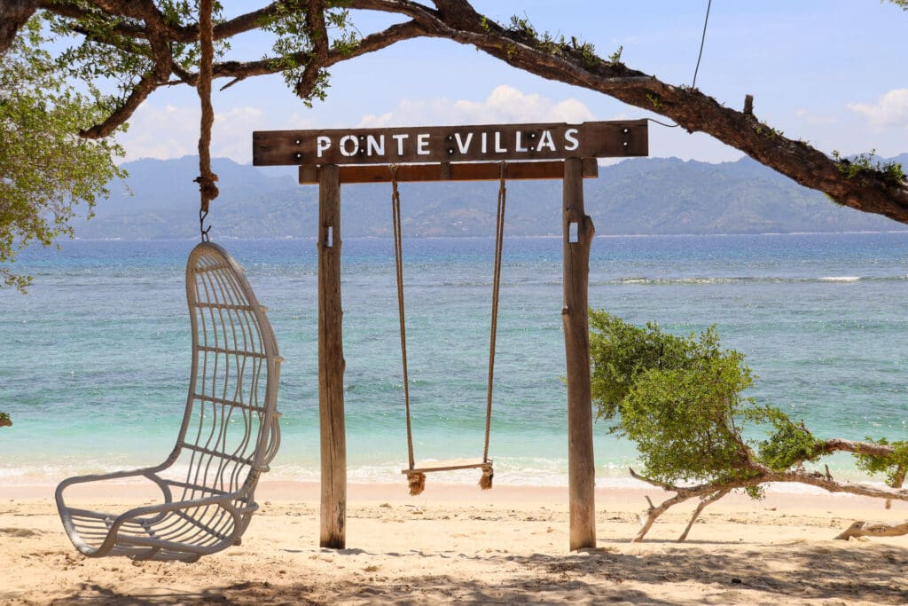 Tor mit „Ponte Villas“ am Strand von Gili T.