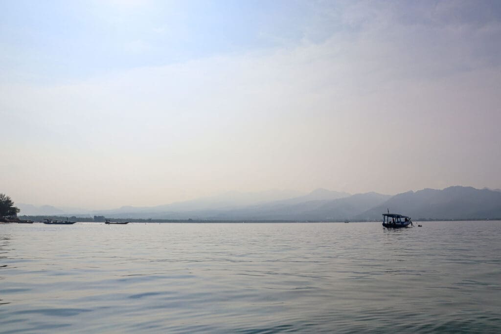 Sanfte Wellen und Boote bei Sonnenlicht