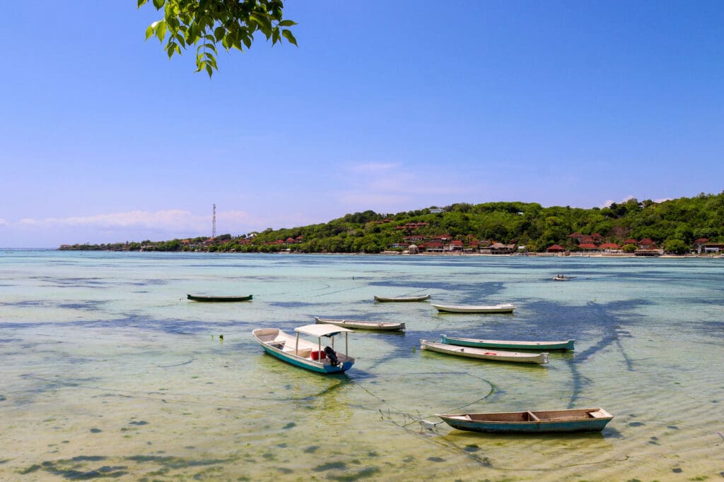 Ruhige Boote im seichten Wasser