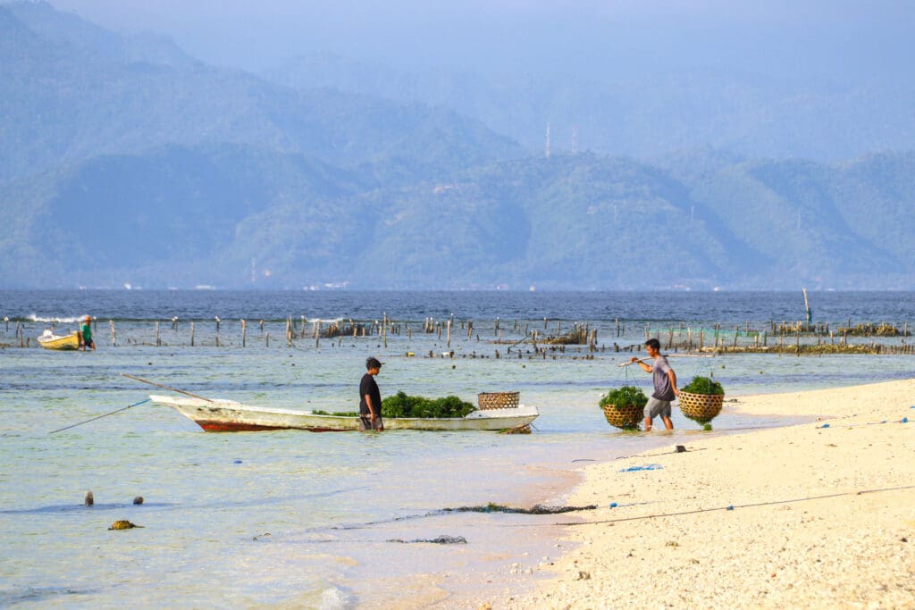 Fischer am Strand von Nusa Lembongan