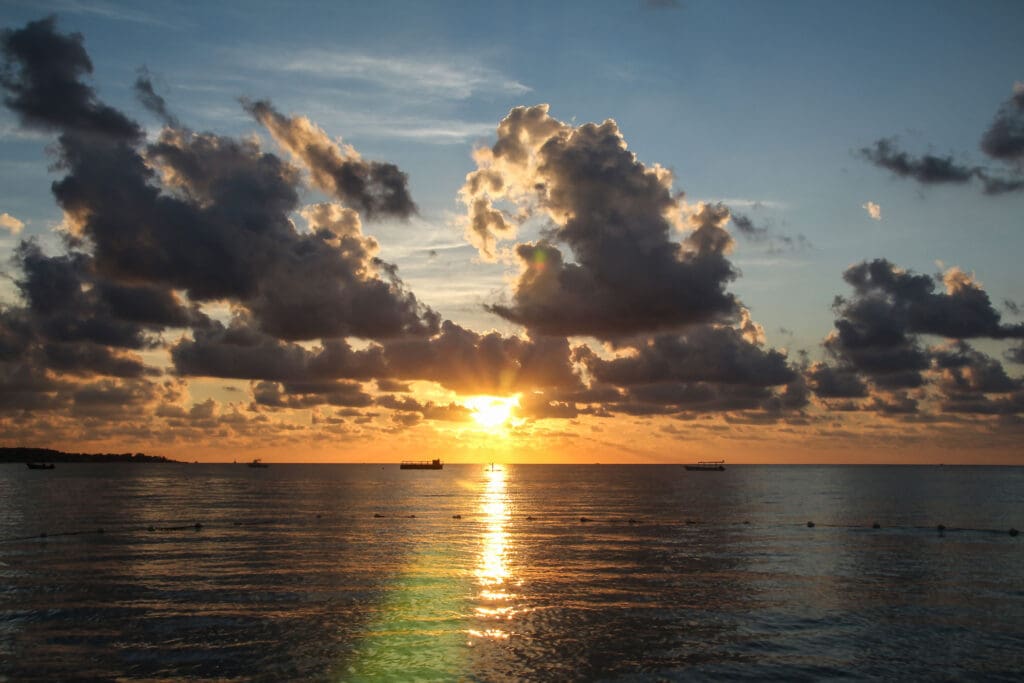 Wolkenformationen über der glitzernden Wasseroberfläche