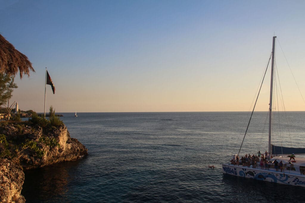 Felsküste mit Blick aufs offene Meer bei Negril