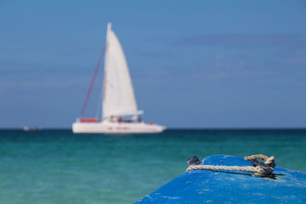 Katamaran segelt vor der Küste Jamaikas