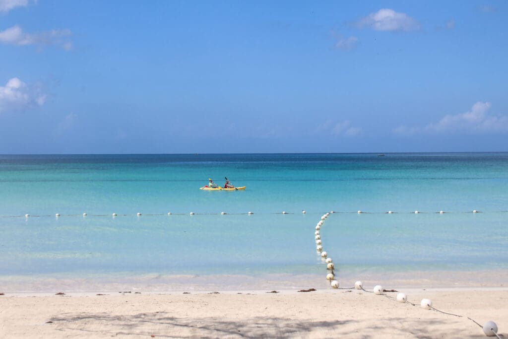 Leerer Strand mit türkisfarbenem Wasser und Kanus