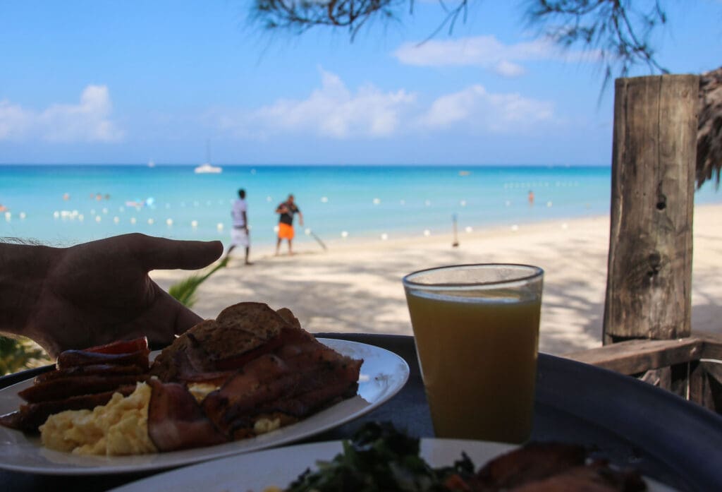 Frühstück am Strand mit Kaffee, Früchten und Meerblick