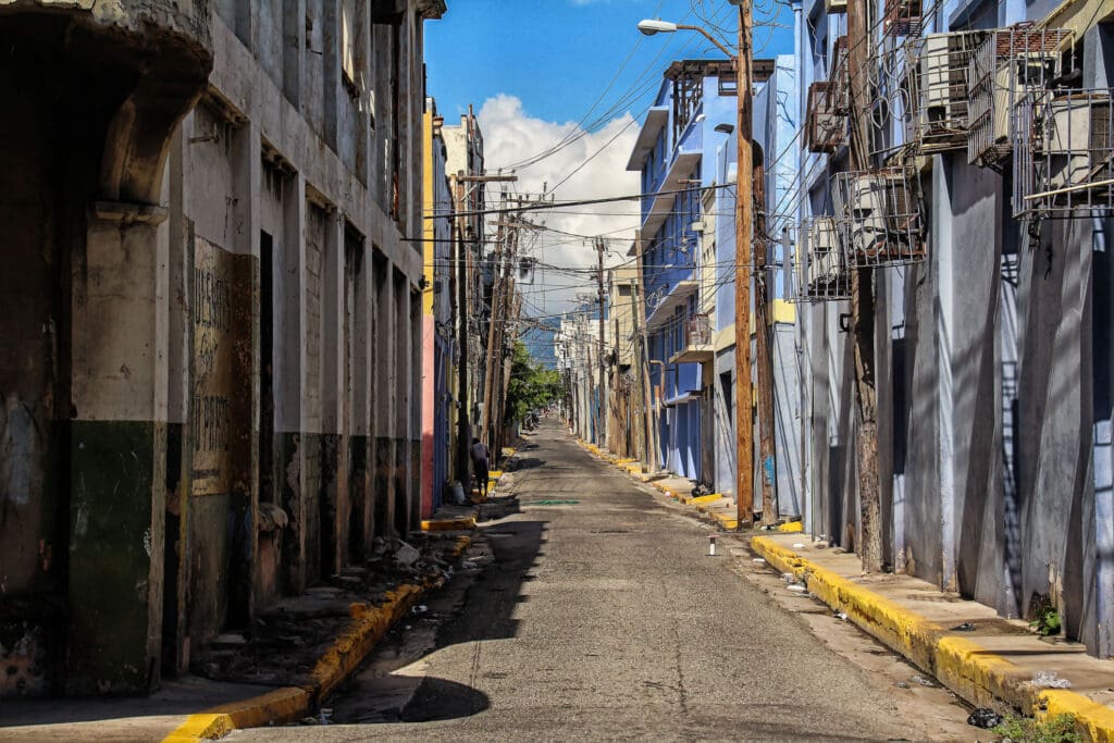 Leere Gasse mit kolonialen Fassaden in Jamaika