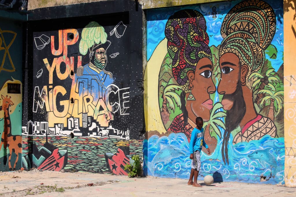 Wandmalerei mit "Up You Mighty Race"