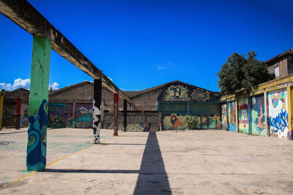 Graffitibesprühter Skateplatz mit Bergen im Hintergrund