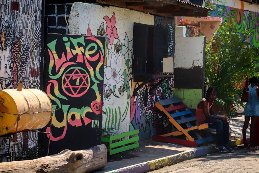 Graffiti-Wand mit "Life Yard" in Kingston