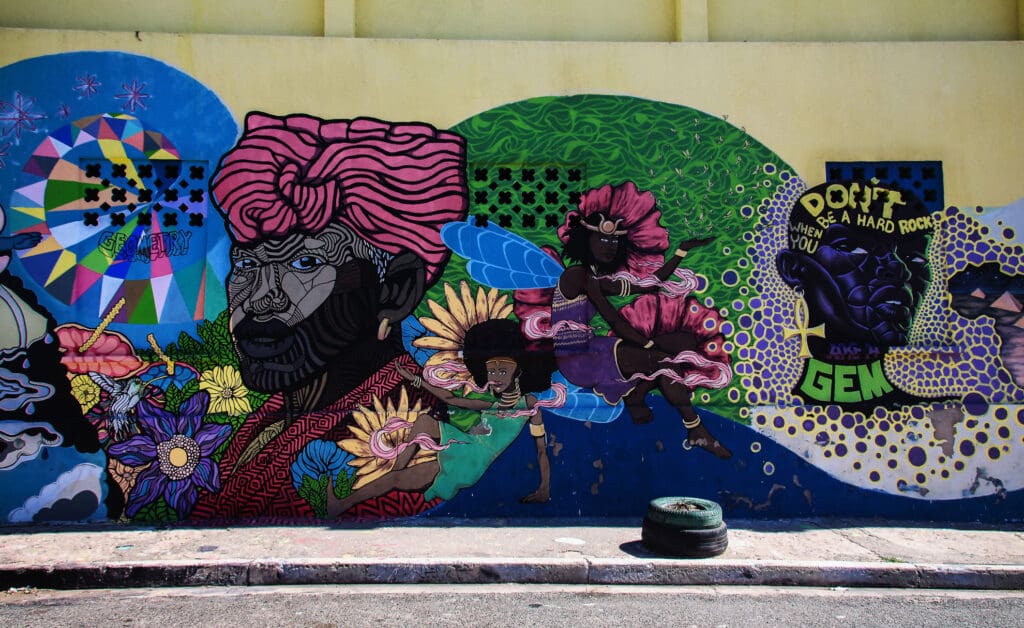 Farbenfrohes Streetart-Motiv mit Gesichtern