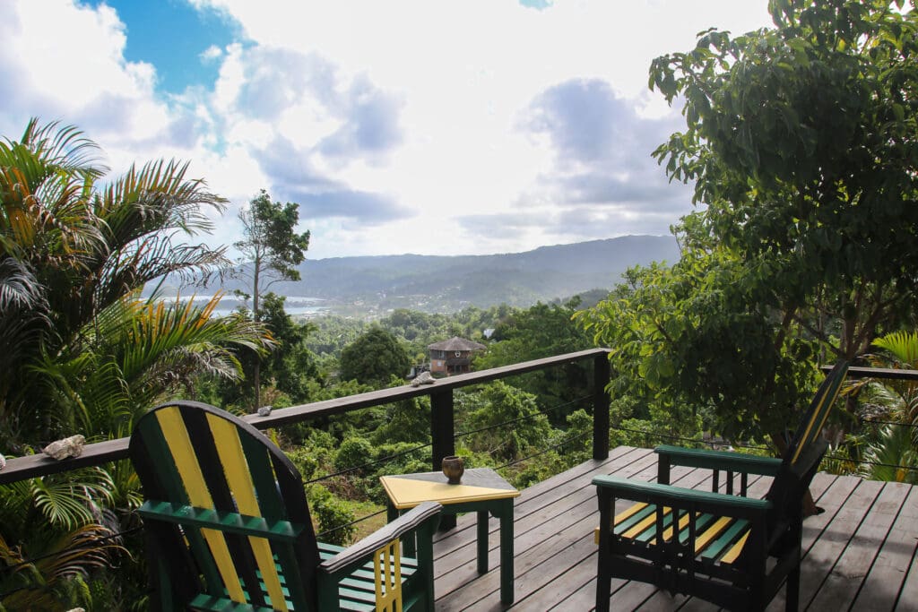 Holzveranda mit Blick auf Berge und Meer