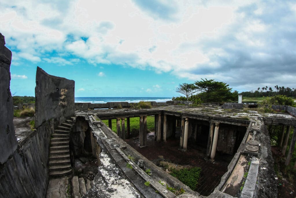 Zerfallenes Kolonialgebäude mit Blick auf die Küste