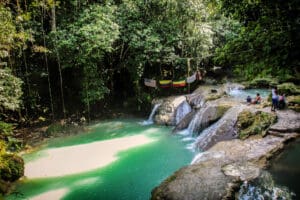 Naturpool mit Wasserfall in der Nähe von Ocho Rios