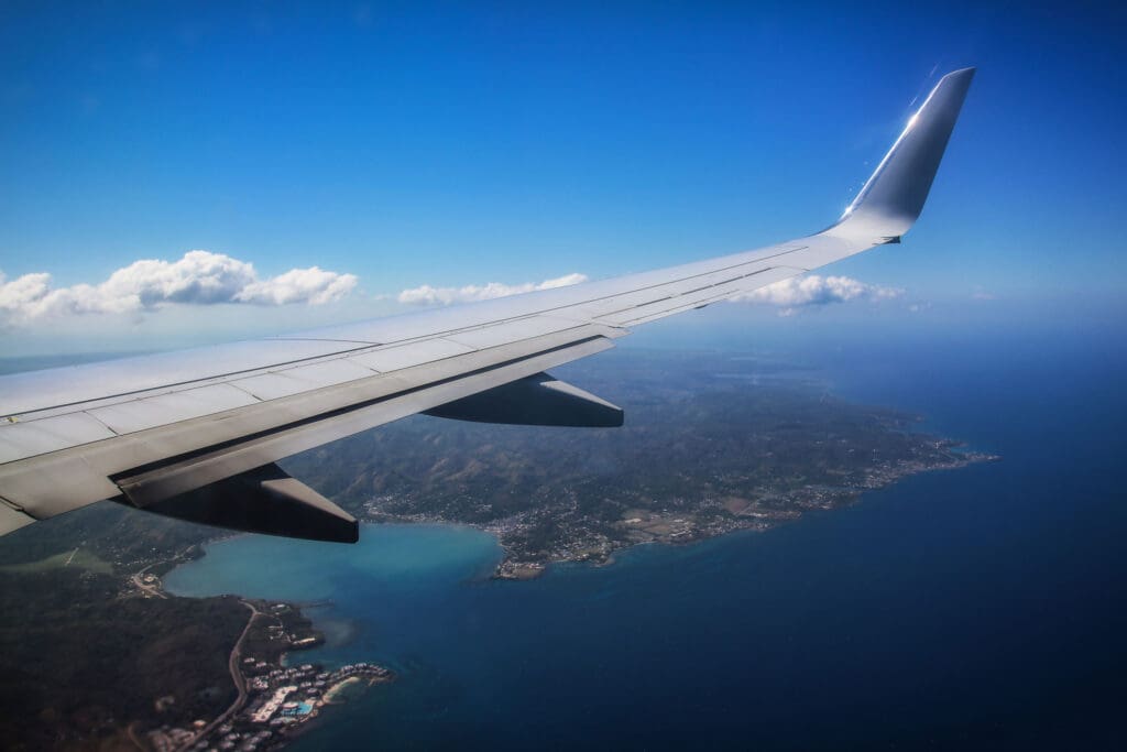Blick aus dem Flugzeugfenster über Jamaika