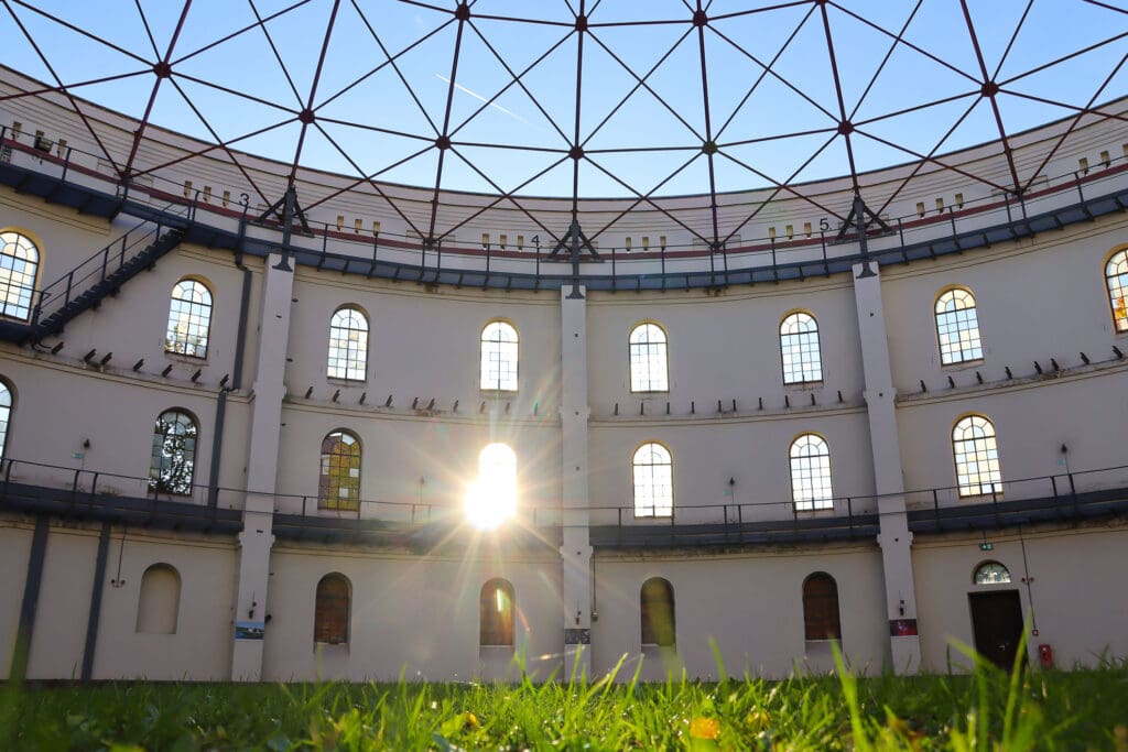 Sonnenstrahlen im Rundbau der Alten Panometer-Halle