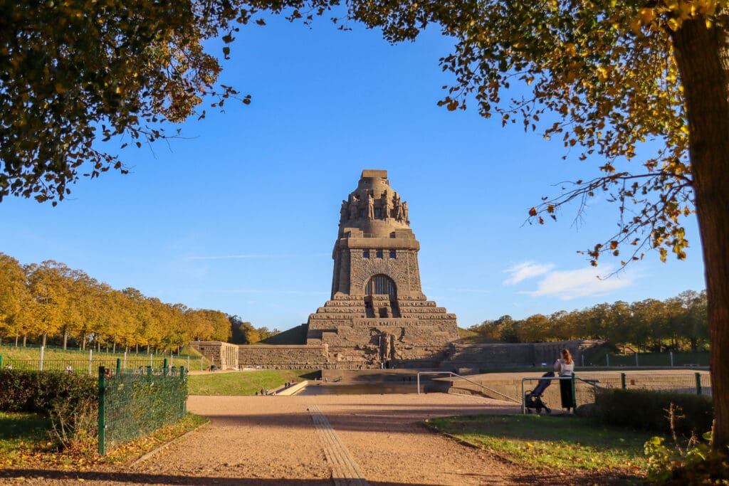 Völkerschlachtdenkmal bei blauem Himmel im Herbst