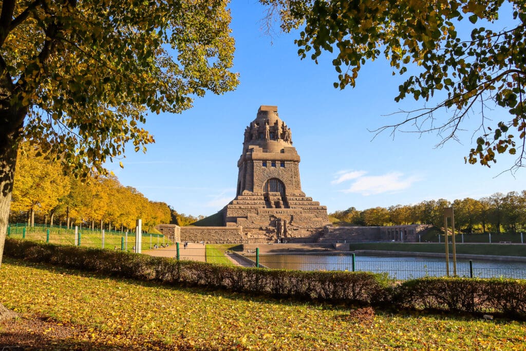 Völkerschlachtdenkmal bei blauem Himmel im Herbst